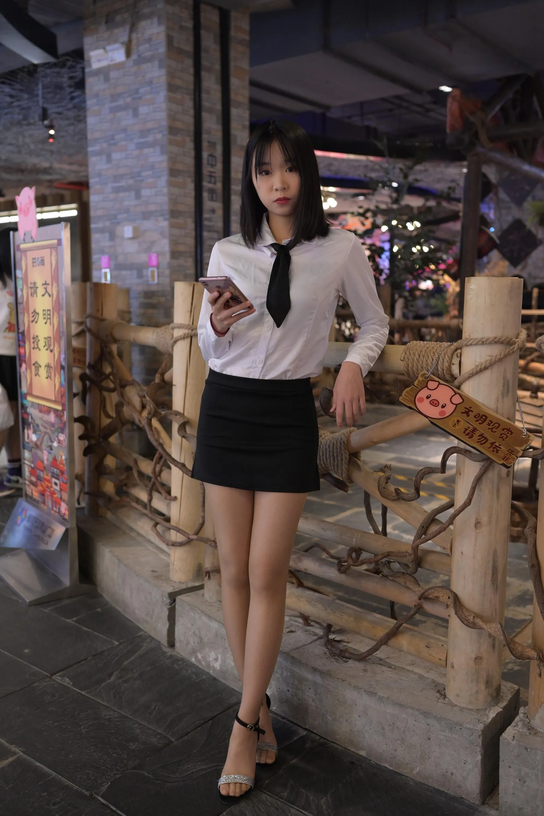 [魔镜街拍] NO.084 程生街拍-商城推销美女长腿肉丝制服 [456P]插图1